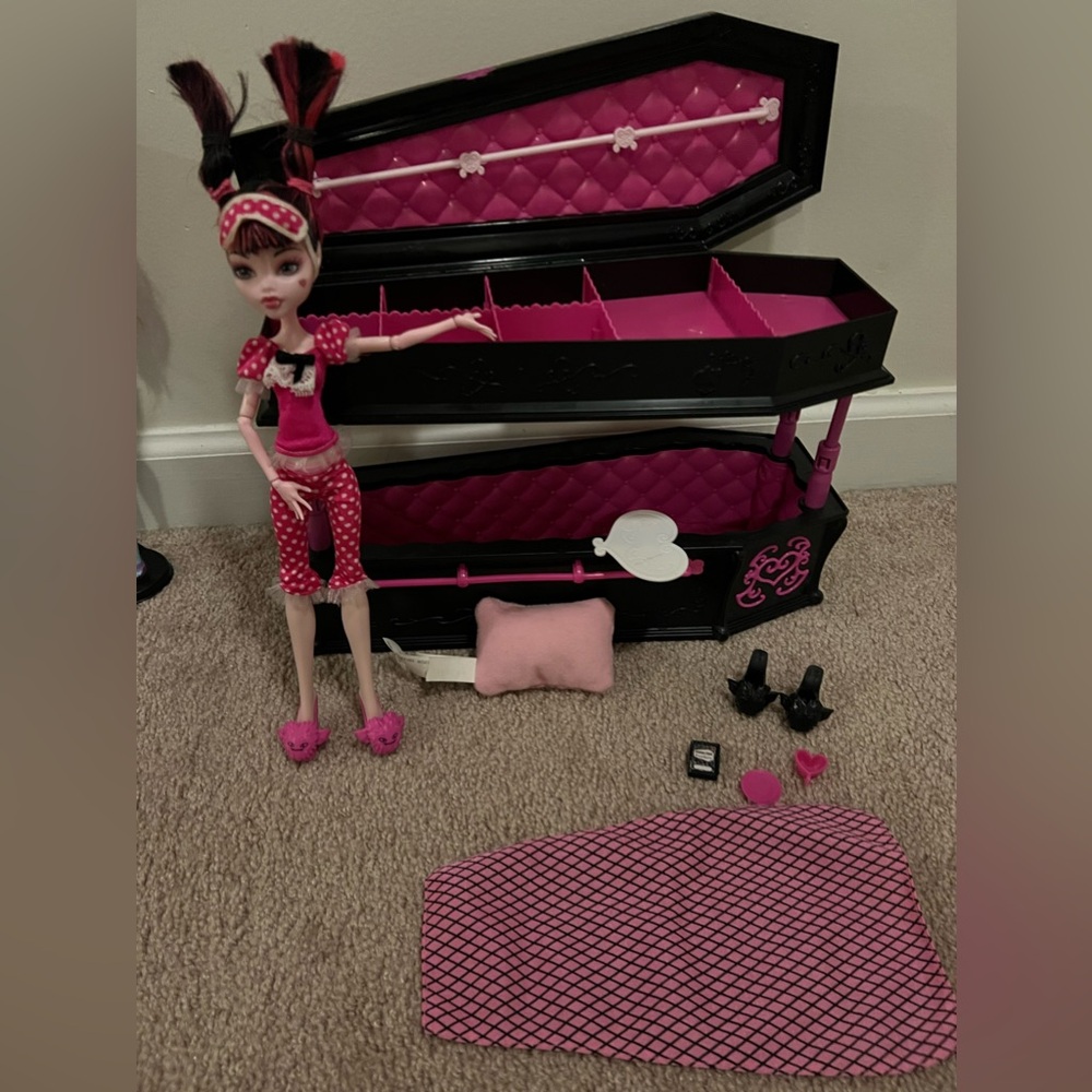 Monster High DEAD TIRED Draculaura Doll + JEWELRY BOX Coffin Bed 
 Set!